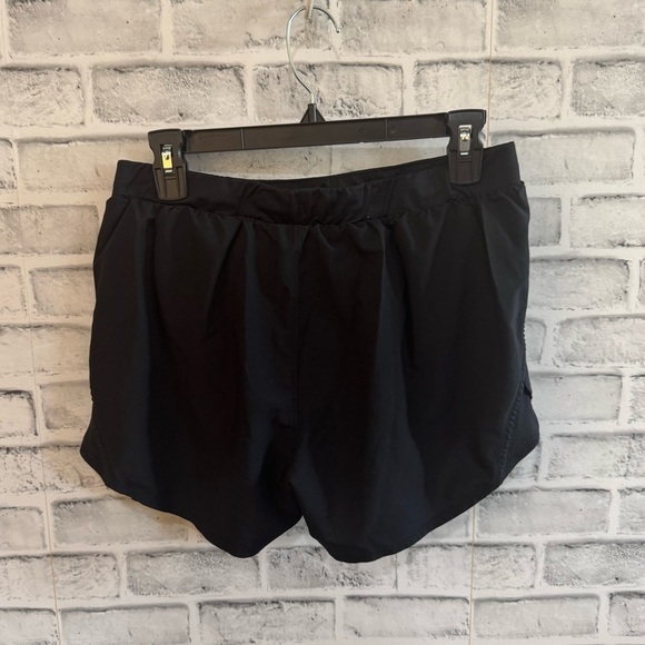 Women’s Under Armour black athletic lined shorts Large - Picture 2 of 3